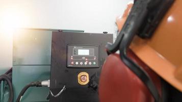 pefessionell teknik kolla upp och testa prestanda de generator motor operation. foto
