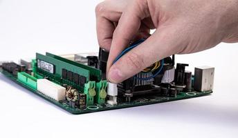 ingenjör reparatör innehav händer i svart handskar chip processor, cpu till Föra in in i de uttag av de dator moderkort. de begrepp av teknologi hårdvara i de neon ljus foto