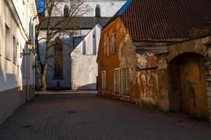 tallinn gammal stad i sommar kväll foto