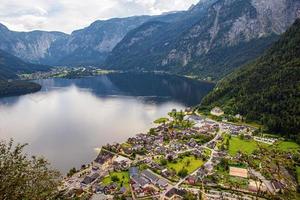 se av de hallstatt och sjö hallstater ser, hallstatt by i alperna, österrike foto