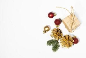 jul träd med gåvor på de tabell foto