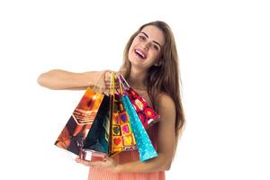 ung flicka lyckligt håller paket i händer isolerat på vit bakgrund foto