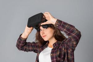 söt flicka testning virtuell verklighet glasögon foto