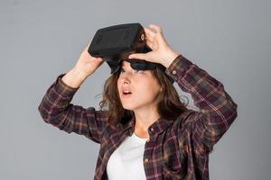 charmig flicka testning virtuell verklighet glasögon foto