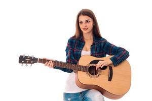 ung brunett flicka med gitarr foto