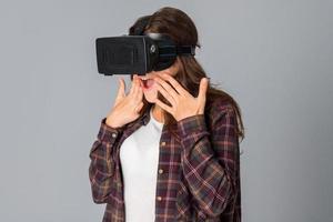 glad kvinna i virtuell verklighet hjälm foto