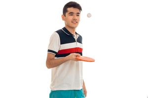 stilig brunett sportsman med tennis racketar praktiserande ping pong isolerat på vit bakgrund foto