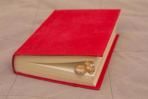 bröllop ringar i de röd bok foto