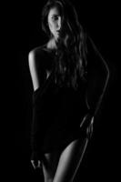 svart och vit Foto av sexig kvinna på svart bakgrund