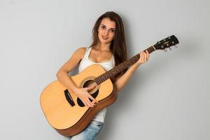 söt flicka med gitarr i händer foto