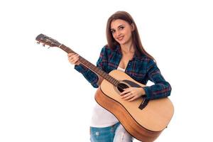 kvinna spelar gitarr och leende på kamera foto