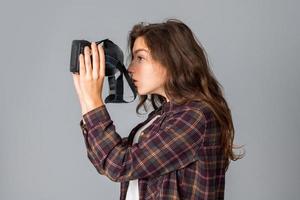 ung flicka testning virtuell verklighet glasögon foto