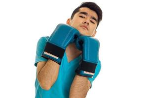 ung brunett kämpe i boxning handskar Träning isolerat på vit bakgrund foto
