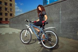 sexig ung röd hår kvinna på cykel foto