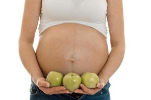 gravid mor isolerat på vit bakgrund i studio Framställ med grön äpplen foto