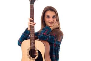 brunett flicka med gitarr ser på de kamera foto