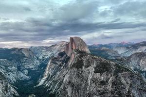 glaciär punkt, ett förbise med en befallande se av yosemite dal, halv kupol, yosemite faller, och yosemites hög Land. foto