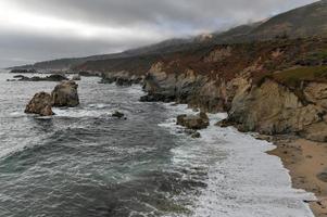 se av de klippig pacific kust från garrapata stat parkera, Kalifornien. foto