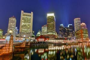 boston hamn i massachusetts, USA med dess blanda av modern och historisk arkitektur på natt. foto