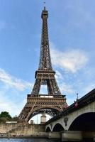 de eiffel torn längs de not flod i paris, Frankrike. foto