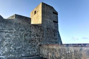 castillo de san kristobal i san juan, puerto rico. den är utsedd som en unesco värld arv webbplats eftersom 1983. den var byggd förbi Spanien till skydda mot landa baserad attacker på de stad av san juan. foto