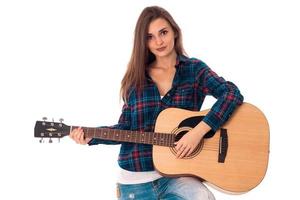 eleganta brunett flicka spelar gitarr foto