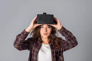 ung skön flicka testning virtuell verklighet glasögon foto