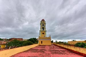 klocka torn av de kloster av san francisco de i befintligt skick i trinidad, kuba. foto