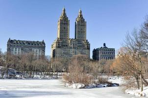 se av de san remo lägenhet byggnader längs central parkera väst från de parkera i ny york stad. foto