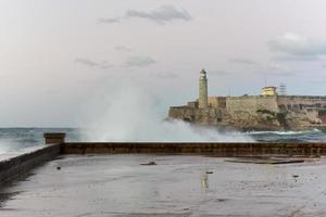 vågor kraschar i främre av castillo de los tres reyes del morro i Havanna, kuba. foto