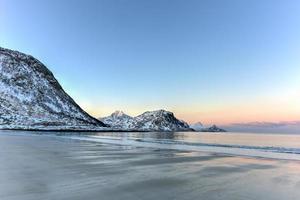 gryning på haukland strand, lofoten öar, Norge i de vinter. foto