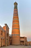 de arkitektur av de gammal stadens madrassa och islam khoja minaret. foto
