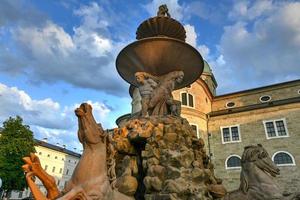 residenzbrunnen fontän på de residenzplatz fyrkant i salzburg, Österrike. residenzplatz är ett av de mest populär platser i salzburg. foto