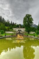 München, Tyskland - juli 5, 2021 - lejon staty i främre av de alte residenz på odeonsplatz - München, Bayern, Tyskland foto