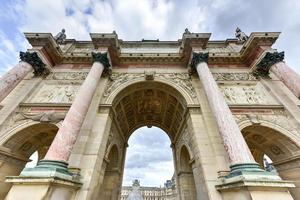 triumf- båge på tuilerier trädgårdar i paris, Frankrike. monument var byggd mellan 1806-1808 till fira napoleons militär segrar. foto