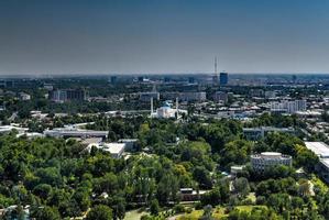 antenn se av de horisont av tasjkent, uzbekistan under de dag. foto