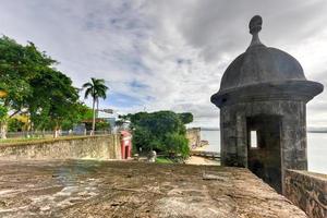 gammal san juan, puerto rico kust på paseo de la princesa från torg de la rogativa. foto