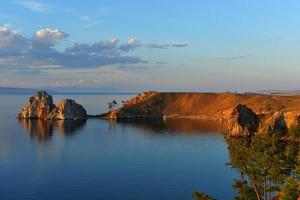 schaman sten på solnedgång, ö av olkhon, sjö baikal, ryssland foto