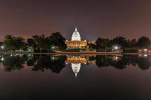 oss capitol i Washington dc på natt foto