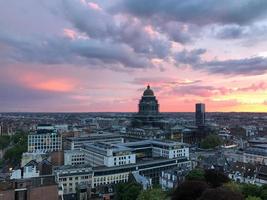 antenn se av de bryssel stad horisont på solnedgång i Belgien. foto