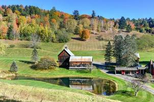 utsikt en fredlig ny England bruka i de höst, woodstock, vermont, USA foto