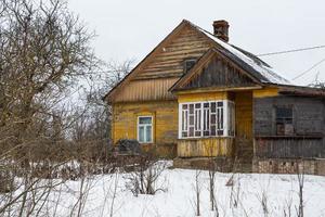 lettiska lantlig by landskap i latgale i vinter- foto