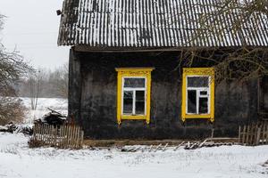 lettiska lantlig by landskap i latgale i vinter- foto