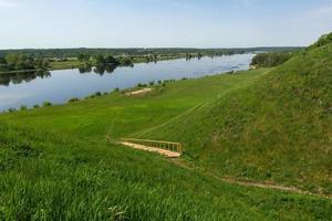 sommar landskap i de lettiska landsbygden foto