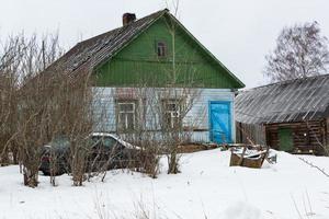 lettiska lantlig by landskap i latgale i vinter- foto