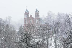 lettiska lantlig by landskap i latgale i vinter- foto