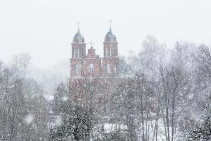 lettiska lantlig by landskap i latgale i vinter- foto