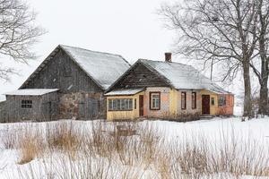 lettiska lantlig by landskap i latgale i vinter- foto