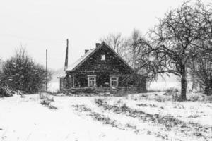lettiska lantlig by landskap i latgale i vinter- foto