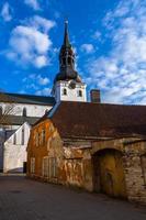 tallinn gammal stad i sommar kväll foto